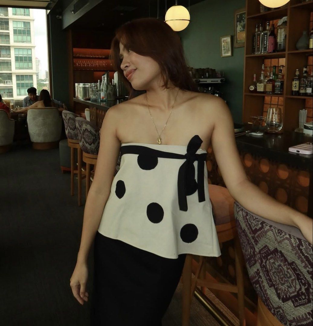 (RENT) Concha Top (Category: Sleeveless) located in Makati City. Submitted by chriscloudy (Listing ID 1449735693, Image 1). Description: !! FOR RENT ONLY. NOT FOR SALE!! Can rent up to 3 days :) Pick up: Morning of day 1 Return: Evening of day 3 A security deposit of 2900 is required and will be refunded if the item has been returned safely and in great condition. Please return unwashed! Delivery/shipping fees for pick up and return are both shou