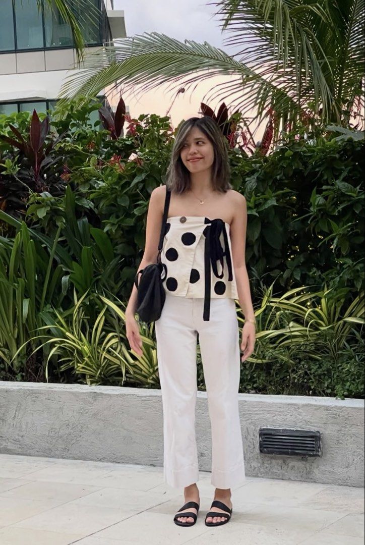 (RENT) Concha Top (Category: Sleeveless) located in Makati City. Submitted by chriscloudy (Listing ID 1449735693, Image 3). Description: !! FOR RENT ONLY. NOT FOR SALE!! Can rent up to 3 days :) Pick up: Morning of day 1 Return: Evening of day 3 A security deposit of 2900 is required and will be refunded if the item has been returned safely and in great condition. Please return unwashed! Delivery/shipping fees for pick up and return are both shou