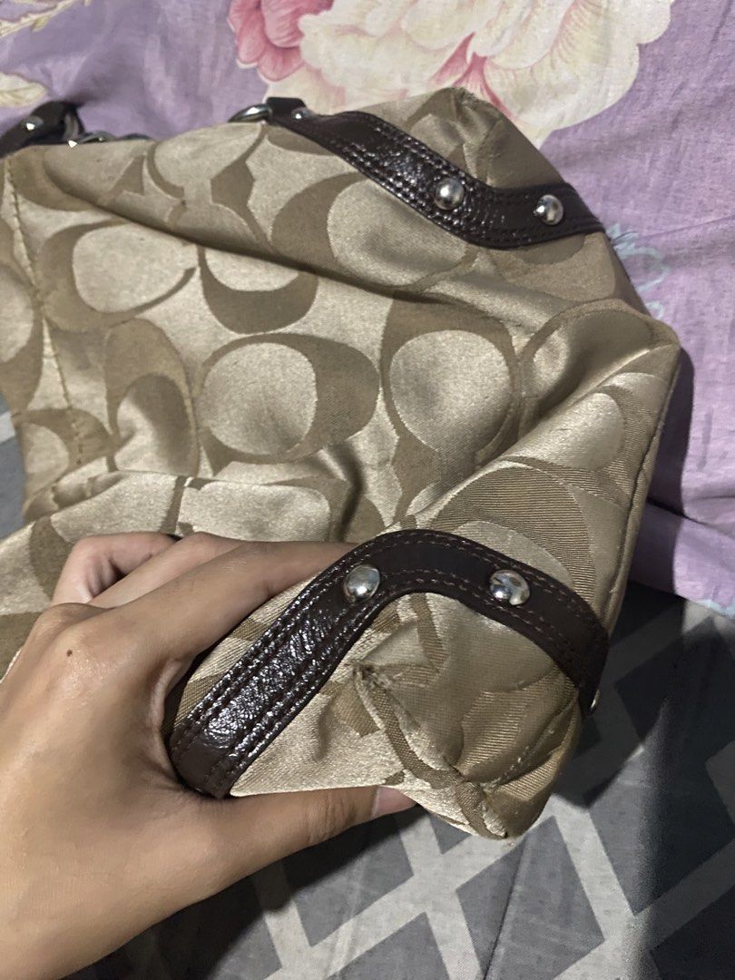 RUSH!! Coach Carly Vintage (Category: Shoulder Bags) located in Mexico. Submitted by timitum (Listing ID 1445722655, Image 3). Description: 🧁 she’s hard to let go 🧁 seller’s personal fave 🥹 has minor issues do not dm if you’re not sure,, let’s not waste each other’s time.