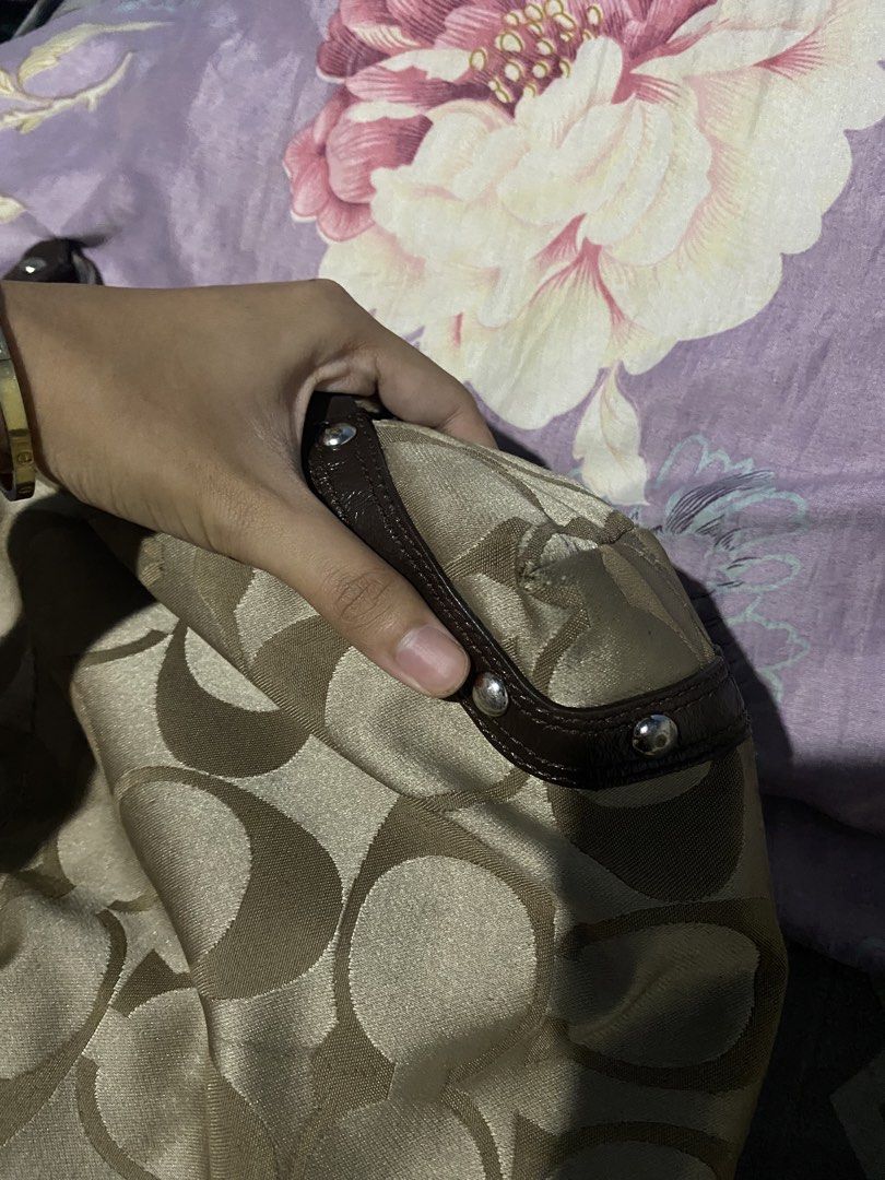 RUSH!! Coach Carly Vintage (Category: Shoulder Bags) located in Mexico. Submitted by timitum (Listing ID 1445722655, Image 2). Description: 🧁 she’s hard to let go 🧁 seller’s personal fave 🥹 has minor issues do not dm if you’re not sure,, let’s not waste each other’s time.