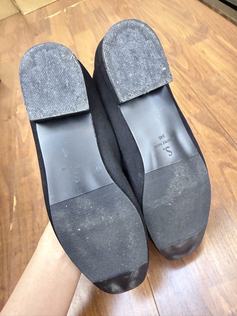 Sappun Black Suede Mary Jane Flats (Category: Flats) located in Kuala Lumpur. Submitted by zeromint (Listing ID 1449692458, Image 2). Description: - Black suede Mary Jane flats - Square toe design - Adjustable strap with buckle closure - Soles cushion for support - Comfortable for everyday wear - Size 245.