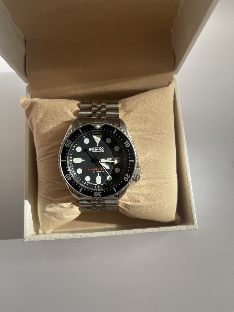 Seiko skx007j Automatic Diver's 200m Watch (Category: Men's Watches) located in Quezon City. Submitted by kingcurator (Listing ID 1449618570, Image 3). Description: - Seiko Automatic Watch - Diver's 200m Water Resistance - 21 Jewels - Made in Japan - Seiko Box Included - jubilee Bracelet - this used watch comes with varying degrees of wear .