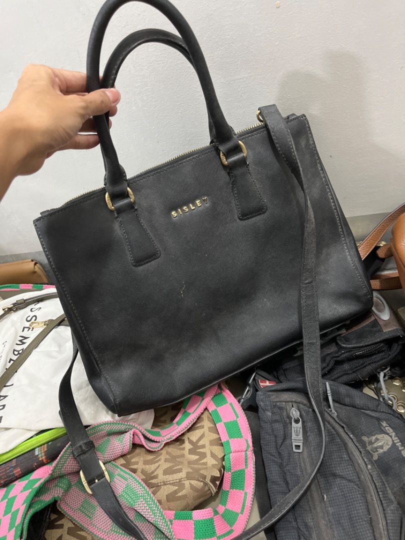 Sisley Black Leather Tote Bag (Category: Tote Bags) located in Santiago. Submitted by evrythngulove (Listing ID 1449641909, Image 1). Description: Chic black leather tote bag from Sisley. Features top handles, a detachable strap, and elegant gold hardware. Spacious interior, perfect for daily use or work..