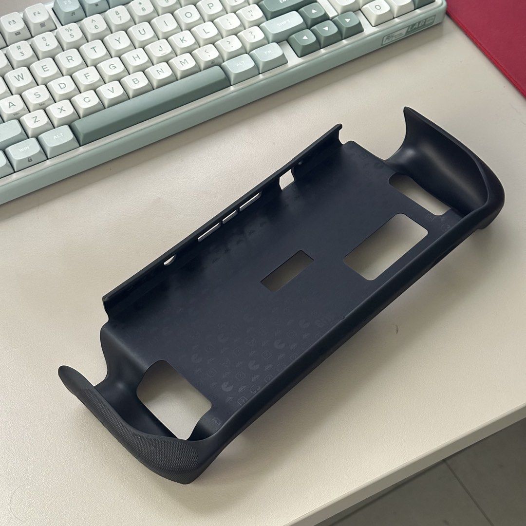 Steam Deck (Skull & Co Soft Grip Case) (Category: Cases & Covers) located in Rizal. Submitted by love_weeknd (Listing ID 1449563726, Image 2). Description: • Used for 3 days only • No box • No issue, no scratch Rfs: Na benta na SD.
