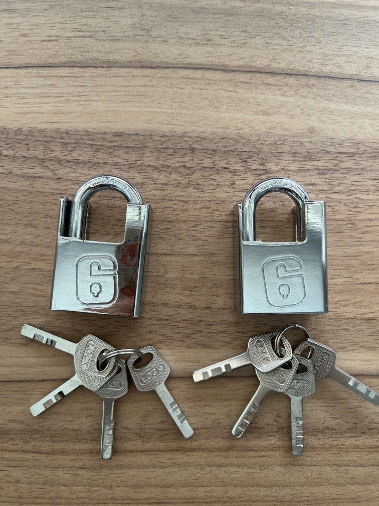 Storefriendly Solid Lock (Category: Locks, Doors & Gates) located in Singapore. Submitted by xxxpxxx (Listing ID 1449560826, Image 1). Description: Used only once. Bought it as an emergency required to lock the rented storage hub .
