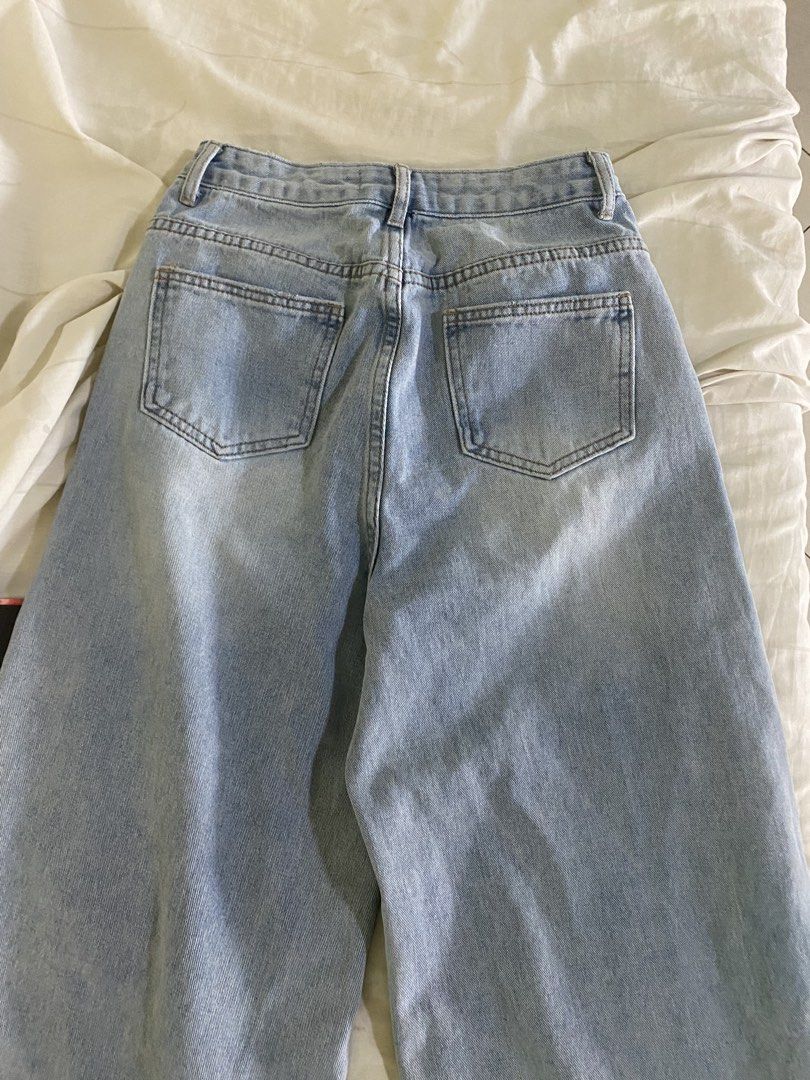 The Tinsel Rack - Lightwash Wide Leg Denim Jeans/Pants (Category: Jeans) located in Quezon City. Submitted by lightsnowie (Listing ID 1449611549, Image 2). Description: - SUPER CUTE - from their petite line; good for 5’0-5’4 - best fits 24-26 - price negotiable.