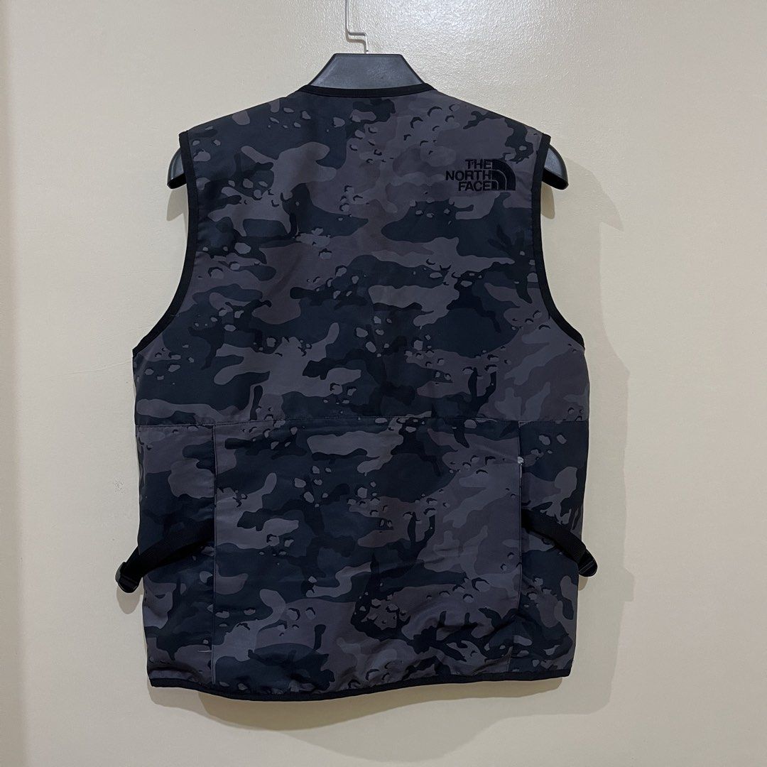 TNF CAMOU VEST (Category: Coats, Jackets and Outerwear) located in Tuba. Submitted by gianfdc (Listing ID 1449714092, Image 2). Description: Details on the first picture.