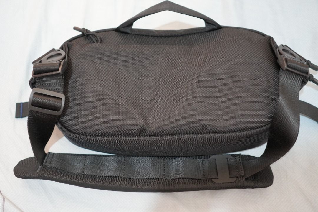 Tomtoc T26 Sling Bag 5.5L (Category: Laptop Bags & Sleeves) located in Makati City. Submitted by ronbelleza (Listing ID 1449554328, Image 2). Description: Good as new condition.
