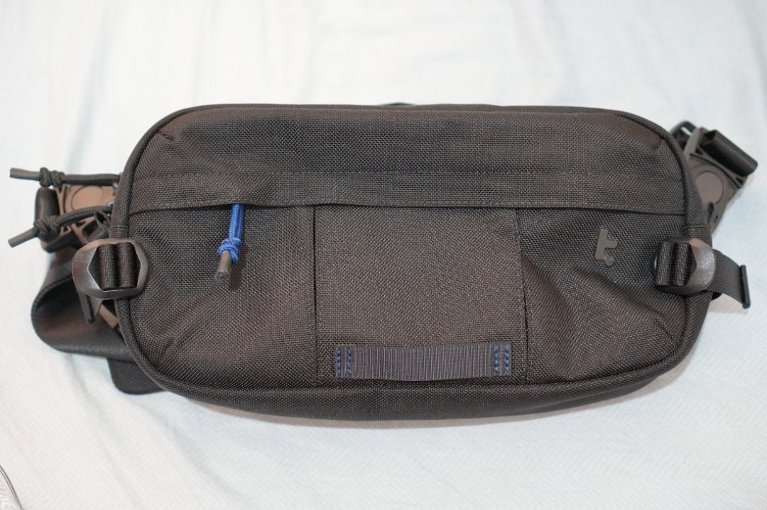 Tomtoc T26 Sling Bag 5.5L (Category: Laptop Bags & Sleeves) located in Makati City. Submitted by ronbelleza (Listing ID 1449554328, Image 1). Description: Good as new condition.