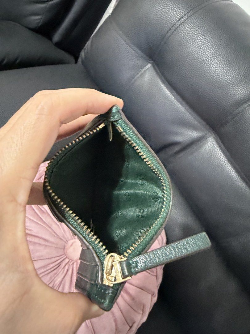 Tory Burch Quilted Card Holder Green (Category: Purses & Pouches) located in Mexico. Submitted by simang888 (Listing ID 1449571686, Image 2). Description: - Deep green Tory Burch card holder - Quilted front with signature Tory Burch logo - Zippered compartment for coins or small items - Multiple card slots on the back - Elegant gold hardware - Ideal for keeping cards and essentials organized.