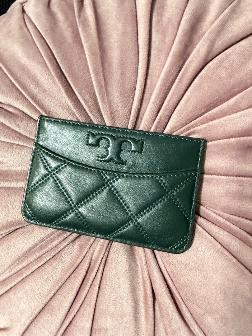Tory Burch Quilted Card Holder Green (Category: Purses & Pouches) located in Mexico. Submitted by simang888 (Listing ID 1449571686, Image 1). Description: - Deep green Tory Burch card holder - Quilted front with signature Tory Burch logo - Zippered compartment for coins or small items - Multiple card slots on the back - Elegant gold hardware - Ideal for keeping cards and essentials organized.
