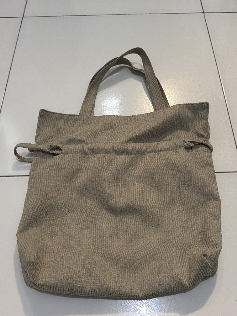 Totebag serut corduroy (Kategori: Tas & Dompet Wanita) berada di Sumedang. Dikirim oleh by_nodnad (ID iklan 1449611088, Gambar 1). Deskripsi: Totebag selusa gray .