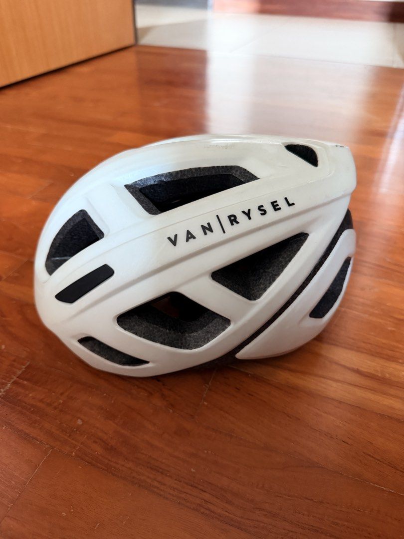 Van Rysel RCR500 helmet (Category: Parts & Accessories) located in Singapore. Submitted by lookis (Listing ID 1449540887, Image 1). Description: Size M.