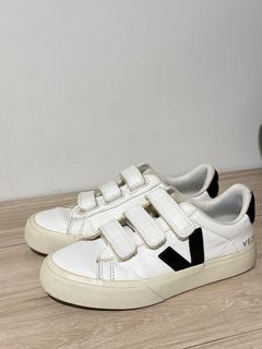 (Category: ) located in . Submitted by ktyyycloset (Listing ID 1449709340, Image 1). Description: .