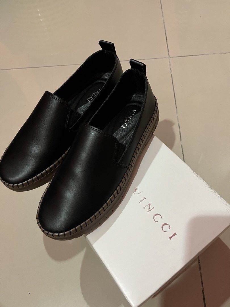 Vincci Black Loafers (Category: Loafers) located in Sungai Buloh. Submitted by amani78 (Listing ID 1449667600, Image 1). Description: - Brand: Vincci - Color: Black - Style: Slip-on loafers - Features: Classic design, textured sole - Occasion: Everyday wear - Condition: Comes with original box & tiptop -Size 5.