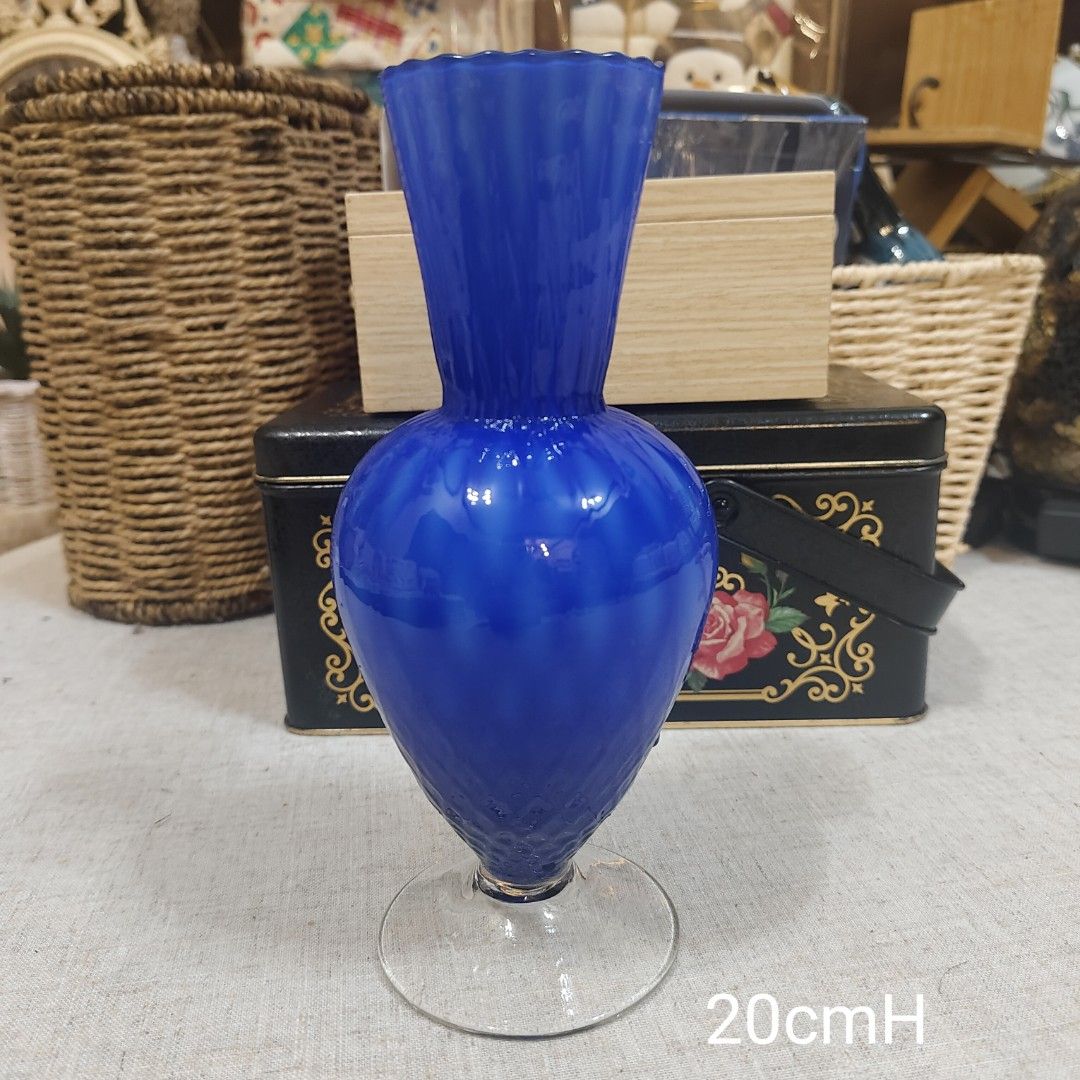 Vintage minimalist blue glass bud vase from the 1980s (Category: Vases & Decorative Bowls) located in Shah Alam. Submitted by fishnchips06 (Listing ID 1449561421, Image 1). Description: .