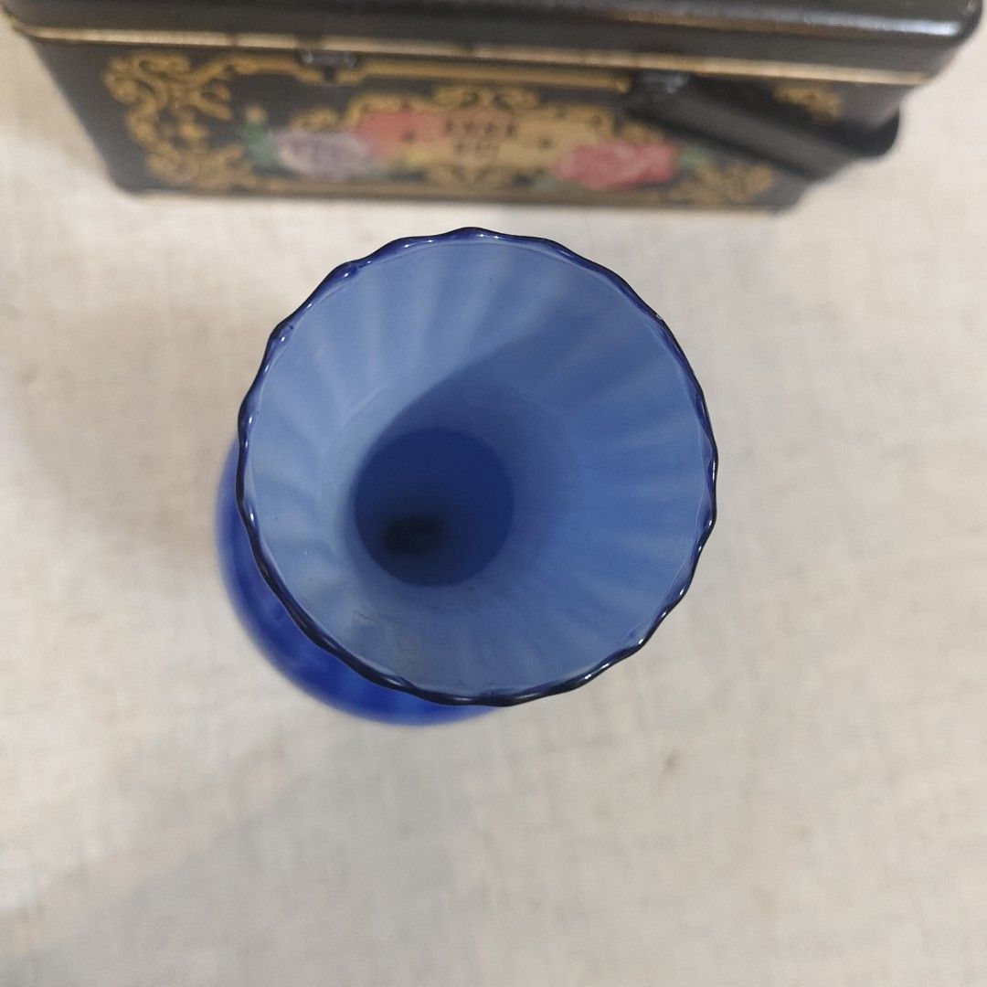 Vintage minimalist blue glass bud vase from the 1980s (Category: Vases & Decorative Bowls) located in Shah Alam. Submitted by fishnchips06 (Listing ID 1449561421, Image 2). Description: .