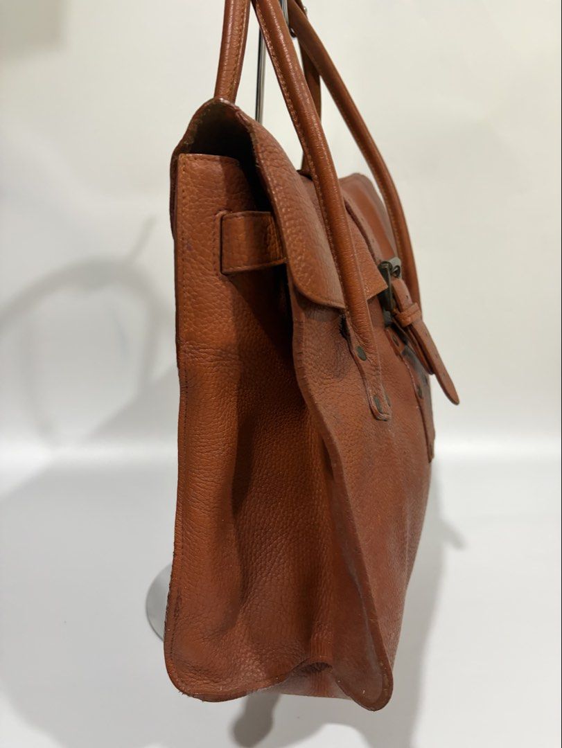 Vintage Mulberry Bag Brown (Category: Luxury Bags & Wallets) located in Tuguegarao City. Submitted by blairxoxowear (Listing ID 1449720005, Image 3). Description: see detailed photos for flaws Genuine hard leather💯.