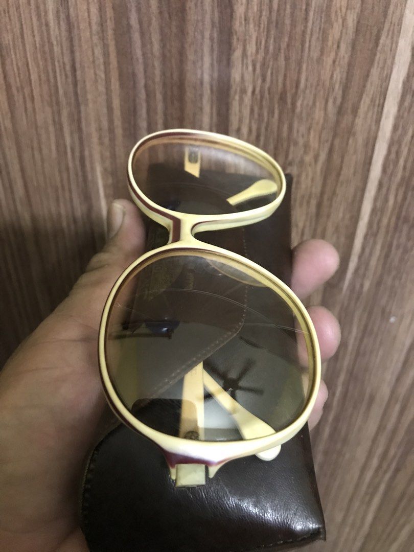 Vintage sunglass (Category: Vintage Collectibles) located in Ipoh. Submitted by karkatustore (Listing ID 1449557452, Image 3). Description: Item Stock lama Condition cermin masih baik Jual seadanya dilihat. Pos tambah rm8 .