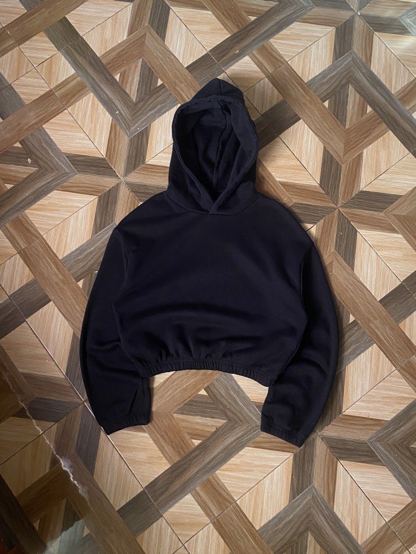 ZARA Cropped Hoodie Black (Category: Coats, Jackets and Outerwear) located in Puerto Princesa. Submitted by streetnfinds (Listing ID 1449698168, Image 1). Description: Length: 19" Width: 19" Sleeve Length: 29.5 Small-Medium - ZARA cropped hoodie - Color: Black - Size: Approximately S - Features: Long sleeves, elasticated hem, cozy hood - Style: Casual, versatile - Pair with: Jeans or leggings.