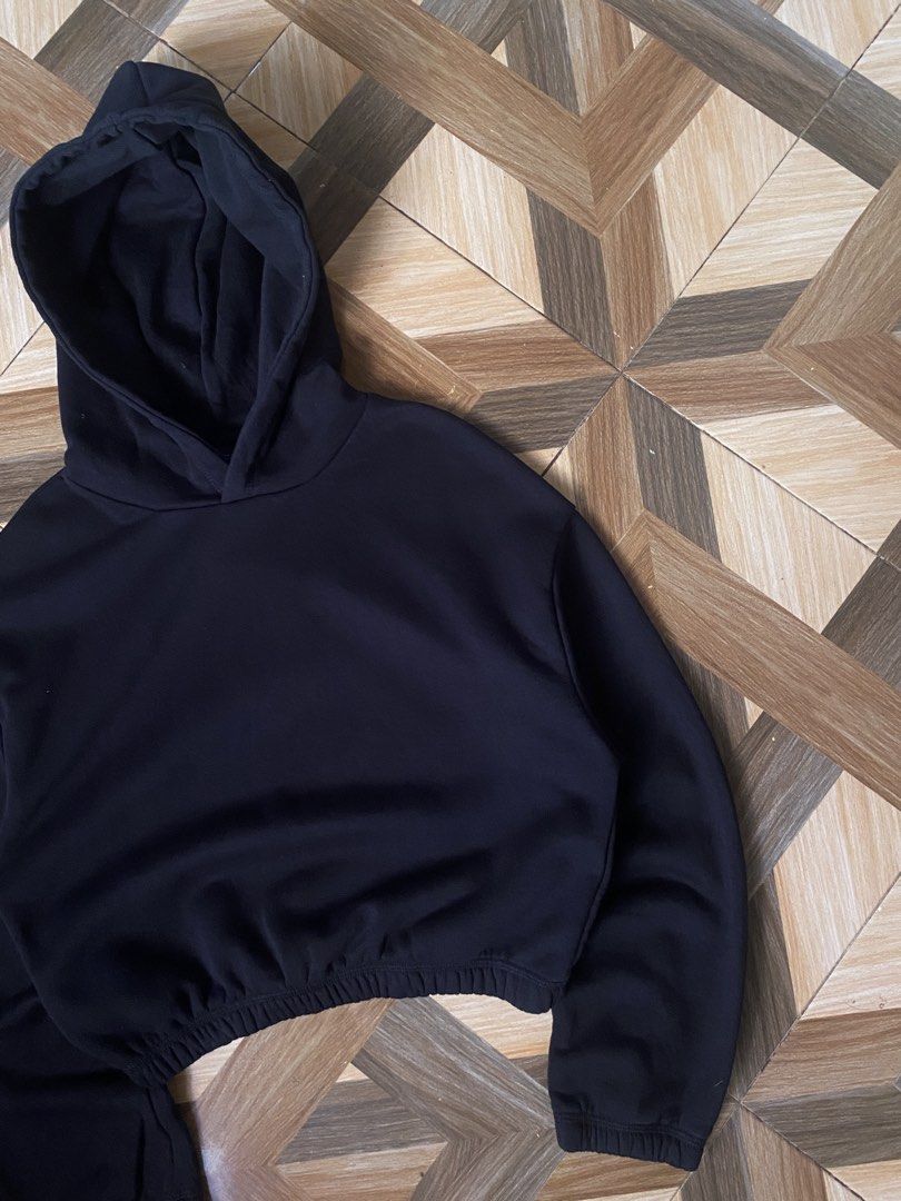 ZARA Cropped Hoodie Black (Category: Coats, Jackets and Outerwear) located in Puerto Princesa. Submitted by streetnfinds (Listing ID 1449698168, Image 3). Description: Length: 19" Width: 19" Sleeve Length: 29.5 Small-Medium - ZARA cropped hoodie - Color: Black - Size: Approximately S - Features: Long sleeves, elasticated hem, cozy hood - Style: Casual, versatile - Pair with: Jeans or leggings.
