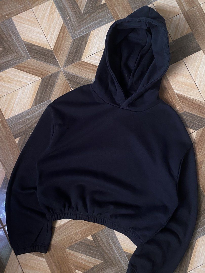 ZARA Cropped Hoodie Black (Category: Coats, Jackets and Outerwear) located in Puerto Princesa. Submitted by streetnfinds (Listing ID 1449698168, Image 2). Description: Length: 19" Width: 19" Sleeve Length: 29.5 Small-Medium - ZARA cropped hoodie - Color: Black - Size: Approximately S - Features: Long sleeves, elasticated hem, cozy hood - Style: Casual, versatile - Pair with: Jeans or leggings.