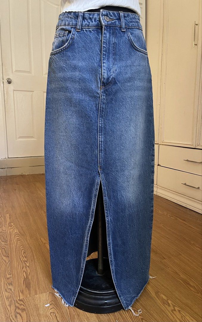 ZARA long denim skirt medium-wash (Category: Skirts) located in Cebu City. Submitted by nerine888 (Listing ID 1442445892, Image 1). Description: In very great condition ZARA denim midi skirt with front slit detail Comfy to wear, not restricting Please see pics for measurements, skirt sits loosely on mannequin .