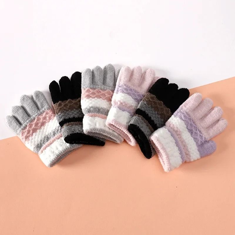 1Pairs Winter Warm Baby Gloves Cute Striped Split-finger Kindergarten Boys Girls Kids Knitted Gloves for 3-8 Years （分類：嬰兒及小童流行時尚）位於 Hong Kong。 由 hockhurki514149 提交（商品編號 1449884662，圖片 3）。簡介： High-concerned chemical:None Gloves Size:14.5*8*3cm Pattern Type:Striped Material Composition:cotton Gender:Unisex Material:COTTON Brand Name:eTya Origin:Mainland China CN:Hubei Age Range:4-6Y Item Type:Gloves & Mittens Department Name:baby colour:black, pink,