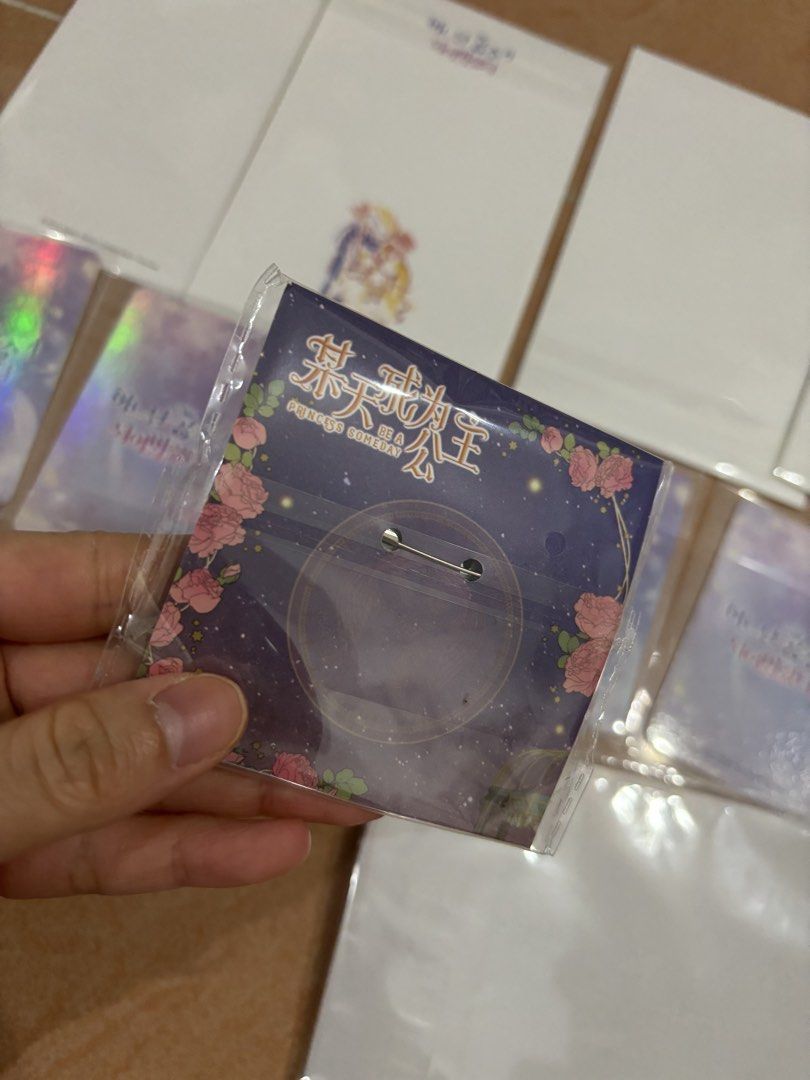 某天成為公主 （分類：文具及工藝 - 畫作及印刷品）位於 Hong Kong。 由 summerchan723 提交（商品編號 1449900833，圖片 3）。簡介： 全圖走不散 $800 包sf到付（自取） -數量/包裝/狀態如圖（後圖有狀態） -全官品 -可散買/只set走，會説明清楚 (注意：準確狀態已上述圖片作準） —————- 交收方式： 限sf到付 ———— 注意⚠️ 1. 請看買家須知（起主頁） 2. 完美主義者請繞道（不要驗屍官，也不要無禮貌者） 3. 決定要和付款後，你要相/片，我先會影，未要/付款就要相，我一律不回覆（你買不買，我不會強求） 4. ⁠付款後，確保雙方安全，我都會影貨品狀態圖（正反面）+包好狀態都會影備你 5. ⁠要對光，請備ig(Carousell send唔到video)。
