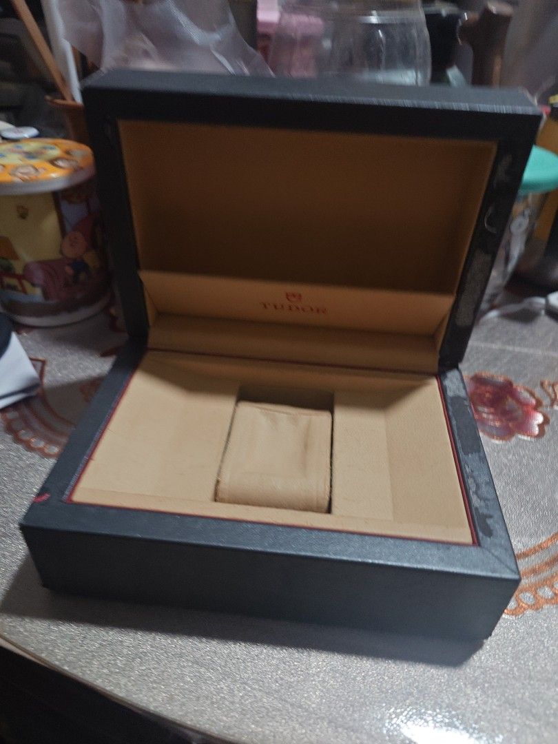 表盒 （分類：復古收藏品）位於 Hong Kong。 由 fourlook7 提交（商品編號 1438489623，圖片 6）。簡介： 品相如图，葵芳站D出口。 不合完美者！。