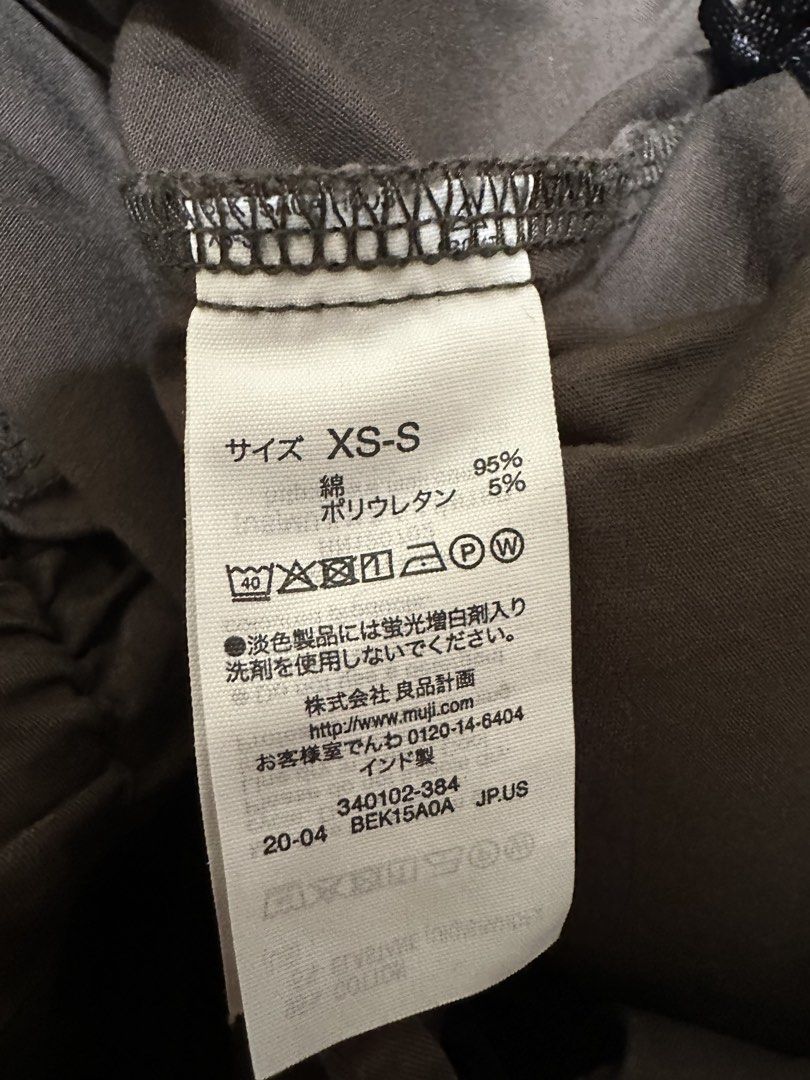 無印良品 女裝裙 A字裙 （分類：裙）位於 Hong Kong。 由 lovelyxeres 提交（商品編號 1449912331，圖片 2）。簡介： 腰圍：26”-44” 長度：31” Hip : 53” 橡筋腰。
