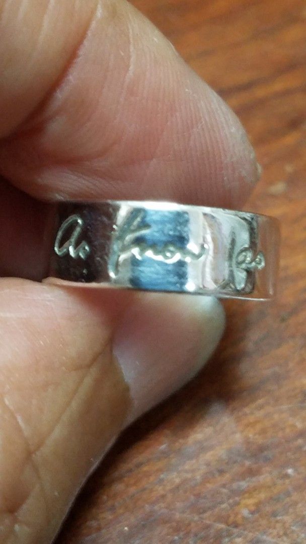 新淨 光身 as know as 16.5mm 925 silver 介子 （分類：戒指）位於 Hong Kong。 由 jacky.lucky 提交（商品編號 1449817326，圖片 1）。簡介： 若要查詢貨品詳情資料，請於出價落標前，勿於出價後才提問，以免影響交收。 合用才買。 交收時間 : 11:30am-18:30pm 12:00pm-21:00pm (星期5/6) #必須預先約好方可安排，若 在此時間以外，相互協商。 交收地點：只限長沙灣地鐵站客務中心， 如欲購人仕未能配合，請勿 購買。 歡迎使用順豐到付，凡買滿HK$200或以上者，可享九折優惠(特價或實價貨品除外)，另議價貨品不再享折扣優惠。 可接受以PAYME、FPS、ALIPAY電子方式付款，或HSBC、中銀賬户轉賬支付，付款後請提供入賬單據以作核實。 郵寄交收：可使用香港郵政寄件(郵費另議 及風險自負)，亦可選擇順豐到 付。 ※强力建議使用當面交收，現場檢收貨 品，交收完成，謝絕退換退款。 註1：貨品以相片式樣作交