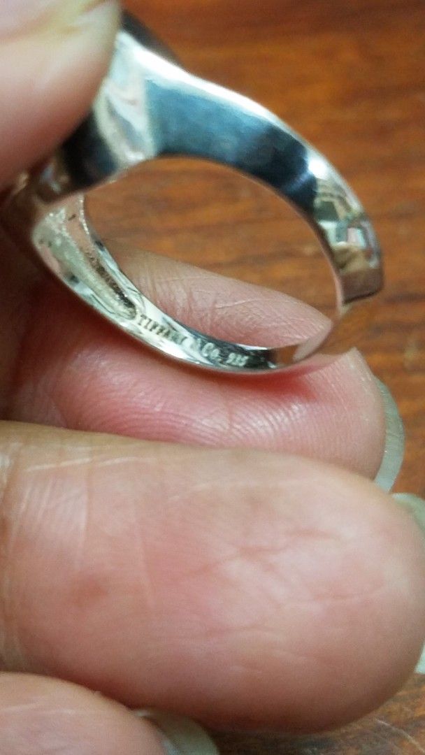 新淨 光身 as know as 16.5mm 925 silver 介子 （分類：戒指）位於 Hong Kong。 由 jacky.lucky 提交（商品編號 1449817326，圖片 3）。簡介： 若要查詢貨品詳情資料，請於出價落標前，勿於出價後才提問，以免影響交收。 合用才買。 交收時間 : 11:30am-18:30pm 12:00pm-21:00pm (星期5/6) #必須預先約好方可安排，若 在此時間以外，相互協商。 交收地點：只限長沙灣地鐵站客務中心， 如欲購人仕未能配合，請勿 購買。 歡迎使用順豐到付，凡買滿HK$200或以上者，可享九折優惠(特價或實價貨品除外)，另議價貨品不再享折扣優惠。 可接受以PAYME、FPS、ALIPAY電子方式付款，或HSBC、中銀賬户轉賬支付，付款後請提供入賬單據以作核實。 郵寄交收：可使用香港郵政寄件(郵費另議 及風險自負)，亦可選擇順豐到 付。 ※强力建議使用當面交收，現場檢收貨 品，交收完成，謝絕退換退款。 註1：貨品以相片式樣作交