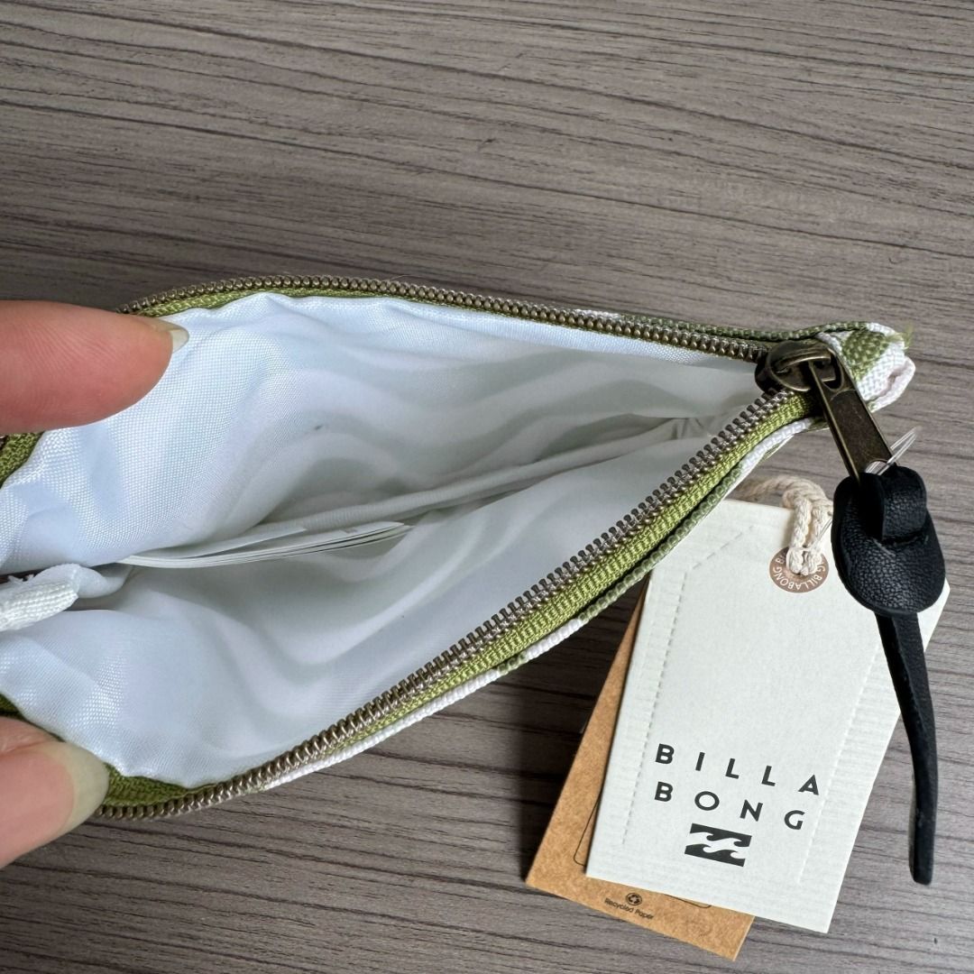 澳洲 BILLABONG 綠白色波浪紋帆布 散子包 （分類：銀包、卡片套）位於 Hong Kong。 由 doota_mall 提交（商品編號 1449907097，圖片 3）。簡介： 更多貨品請瀏覽: https://www.carousell.com.hk/u/doota_mall ~ HK$110 包順豐/ 件 ~ 帆布製 ~ SIZE : 高 10cm X 闊 14cm X 厚 1cm ~ Made in China ~ 注意: 清賣貨品難免有不影響使用之小瑕疵 ~ 包快遞郵寄順豐&菜鳥門市/ 便利店/ 智能櫃自取 #BAG。