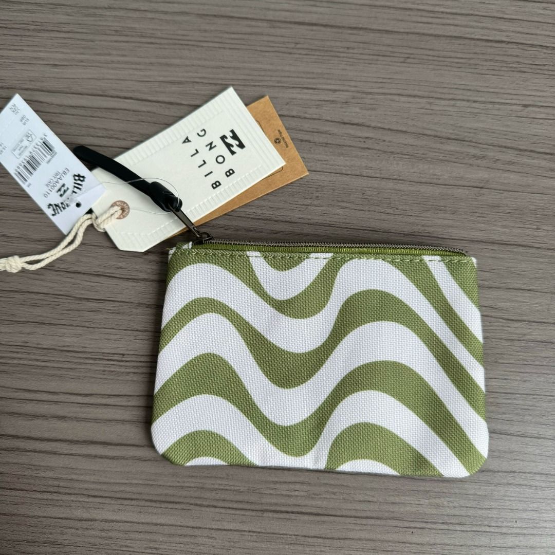 澳洲 BILLABONG 綠白色波浪紋帆布 散子包 （分類：銀包、卡片套）位於 Hong Kong。 由 doota_mall 提交（商品編號 1449907097，圖片 2）。簡介： 更多貨品請瀏覽: https://www.carousell.com.hk/u/doota_mall ~ HK$110 包順豐/ 件 ~ 帆布製 ~ SIZE : 高 10cm X 闊 14cm X 厚 1cm ~ Made in China ~ 注意: 清賣貨品難免有不影響使用之小瑕疵 ~ 包快遞郵寄順豐&菜鳥門市/ 便利店/ 智能櫃自取 #BAG。
