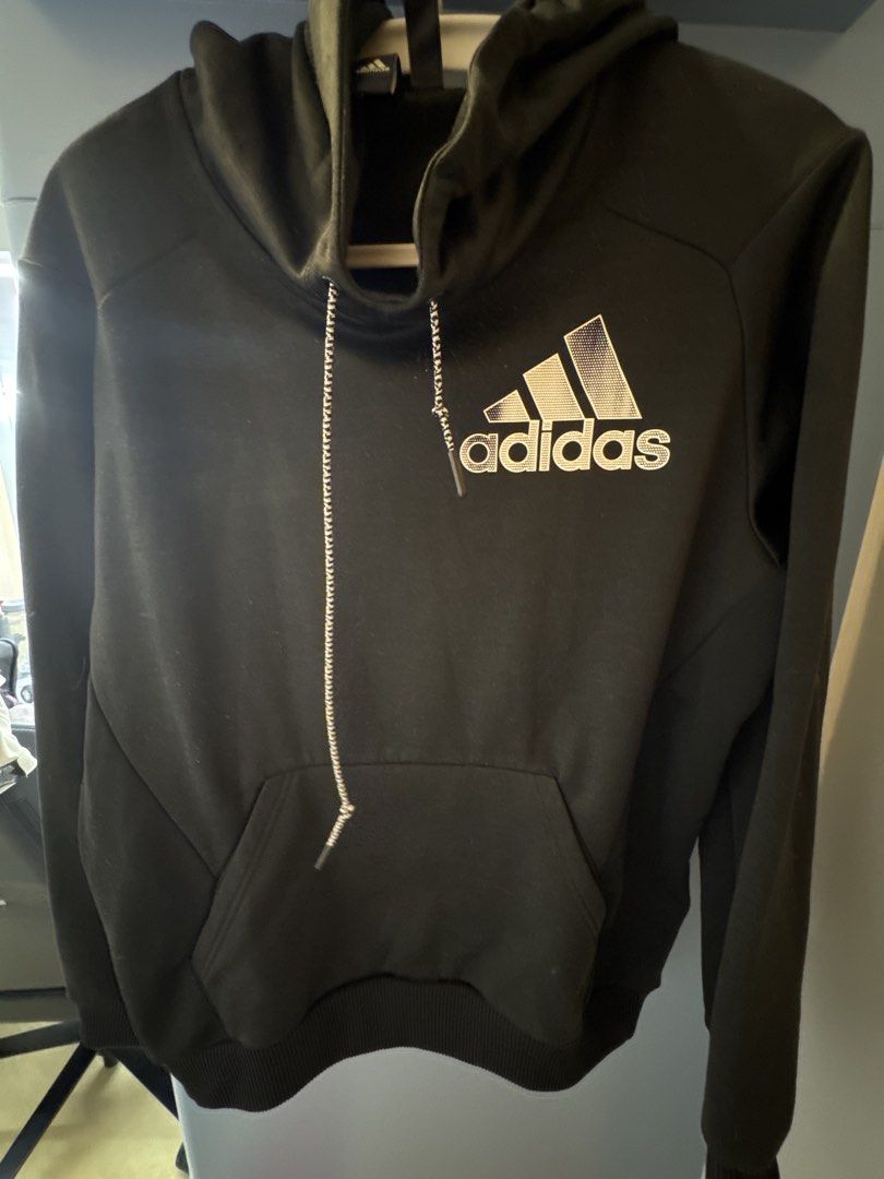 Adidas black hoodie （分類：衛衣）位於 Hong Kong。 由 _ccl_x.17_ 提交（商品編號 1449878754，圖片 1）。簡介： 新淨二手衫 買之前會洗一次 康城地鐵站面交。