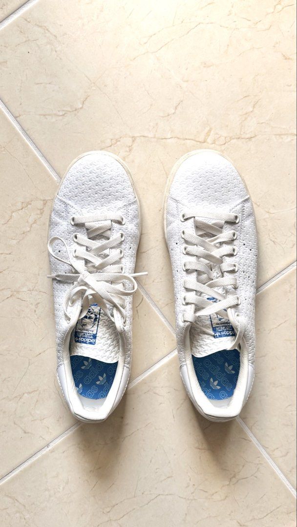 Adidas Gazelle Sneakers White (Category: Casual Shoes) located in Makati City. Submitted by nobibi.tree (Listing ID 1449771775, Image 1). Description: - White Adidas Gazelle sneakers - Textured pattern on the upper - Classic Stan Smith silhouette - Includes original box - Size: 7.5 US / 7.5 UK / 41.5 EU But can fit size 8 with space. I’m size 8.