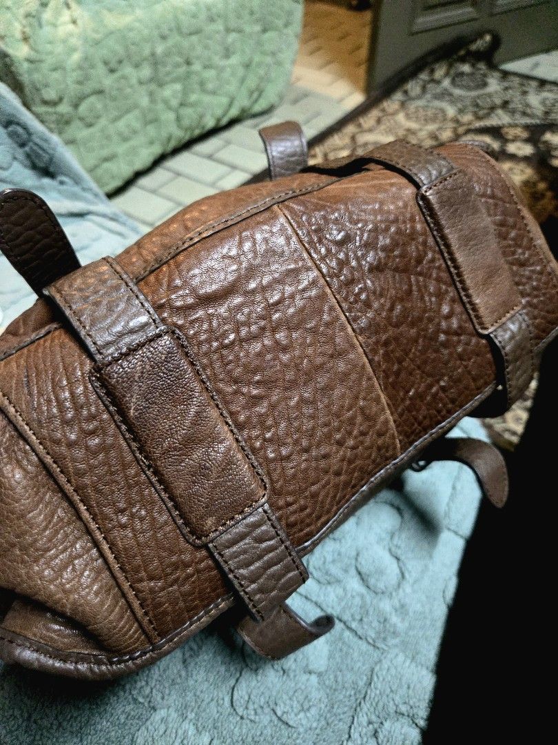 Alphard shoulder leather bag (Category: Luxury Bags & Wallets) located in Manila. Submitted by oki.ukay (Listing ID 1449886580, Image 3). Description: Alphard leather bag Makapal leather Minimal signs of usage Has crackings inside only Size on the photos Available nationwide shipping Location: san andres manila.