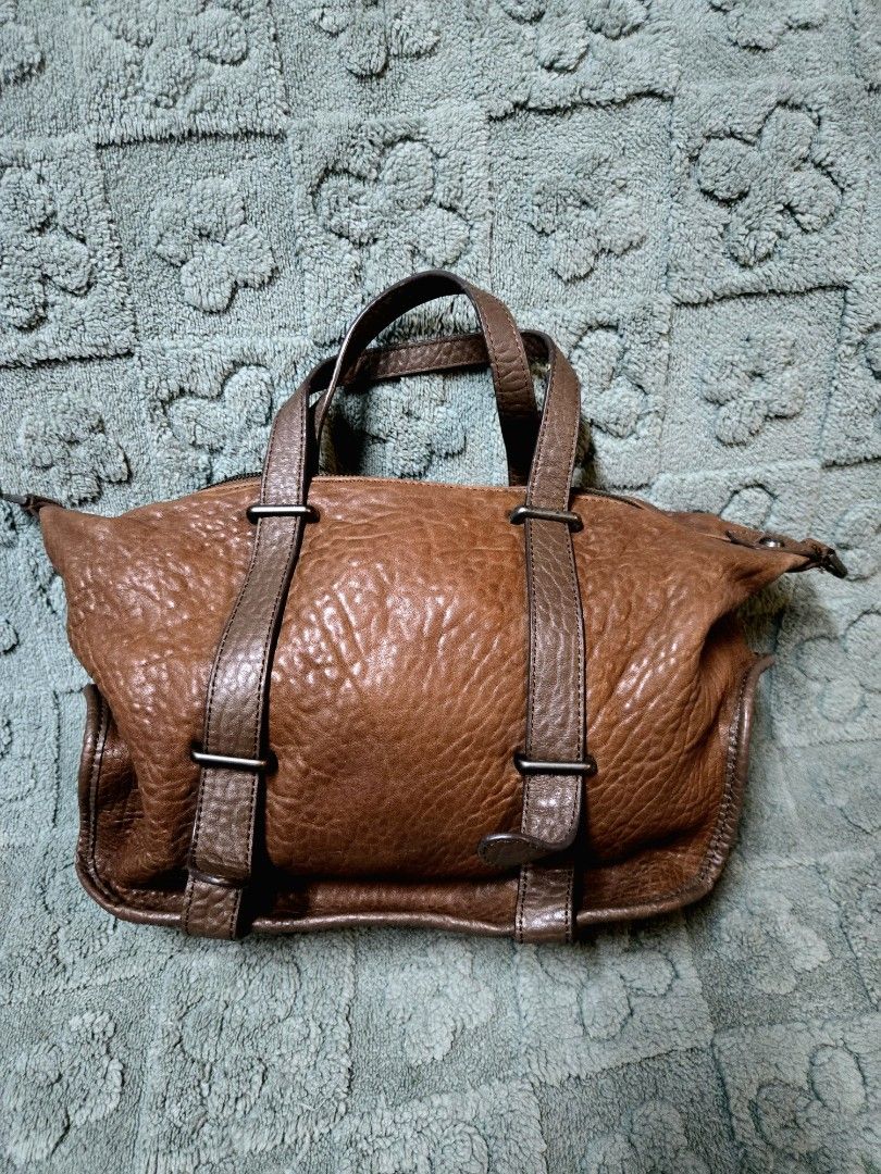 Alphard shoulder leather bag (Category: Luxury Bags & Wallets) located in Manila. Submitted by oki.ukay (Listing ID 1449886580, Image 1). Description: Alphard leather bag Makapal leather Minimal signs of usage Has crackings inside only Size on the photos Available nationwide shipping Location: san andres manila.