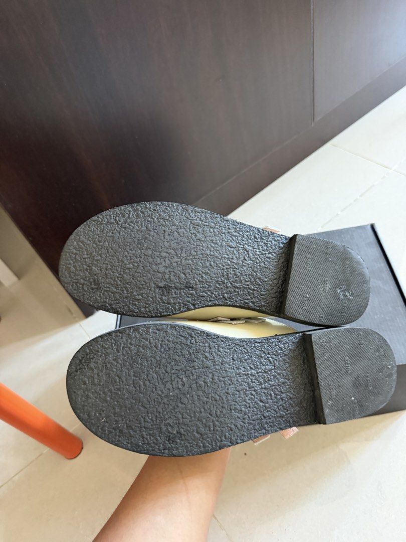 Andante Woven Mule in Moss (Category: Flats & Sandals) located in Mandaluyong City. Submitted by aiaaaaa (Listing ID 1449807246, Image 3). Description: -NEGOTIABLE but no to lowballers -Comes with original box -with slight leather scratches (see last 2 slides) Rfs: not my style anymore 😅.