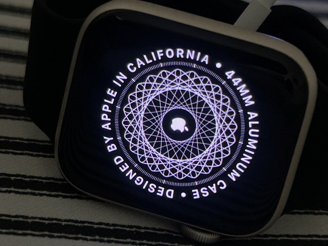 Apple Watch 44mm Aluminum Case - GPS (Category: Wearables & Smart Watches) located in Silang. Submitted by vicentemagallanesmh9377 (Listing ID 1449878133, Image 2). Description: - Apple Watch 44mm - Aluminum Case - Dark Green Sport Loop Band - Includes original box - Includes original charger - Ready for a new owner.