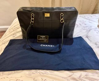 (Category: ) located in . Submitted by luxuryvintagecollector (Listing ID 1445820370, Image 1). Description: .