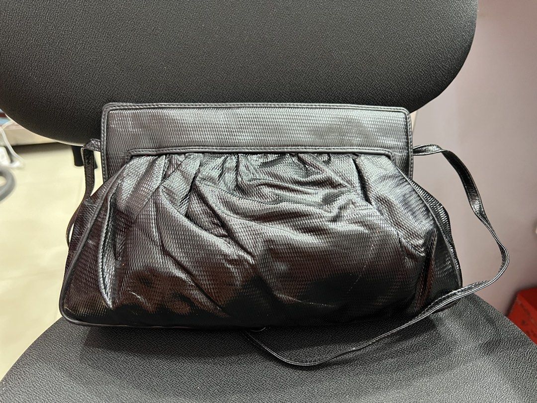 Authentic Gucci cross body (Category: Luxury Bags & Wallets) located in Tacloban City. Submitted by classy_luxury (Listing ID 1449909560, Image 2). Description: Authentic Gucci bag Vintage Guaranteed orig.
