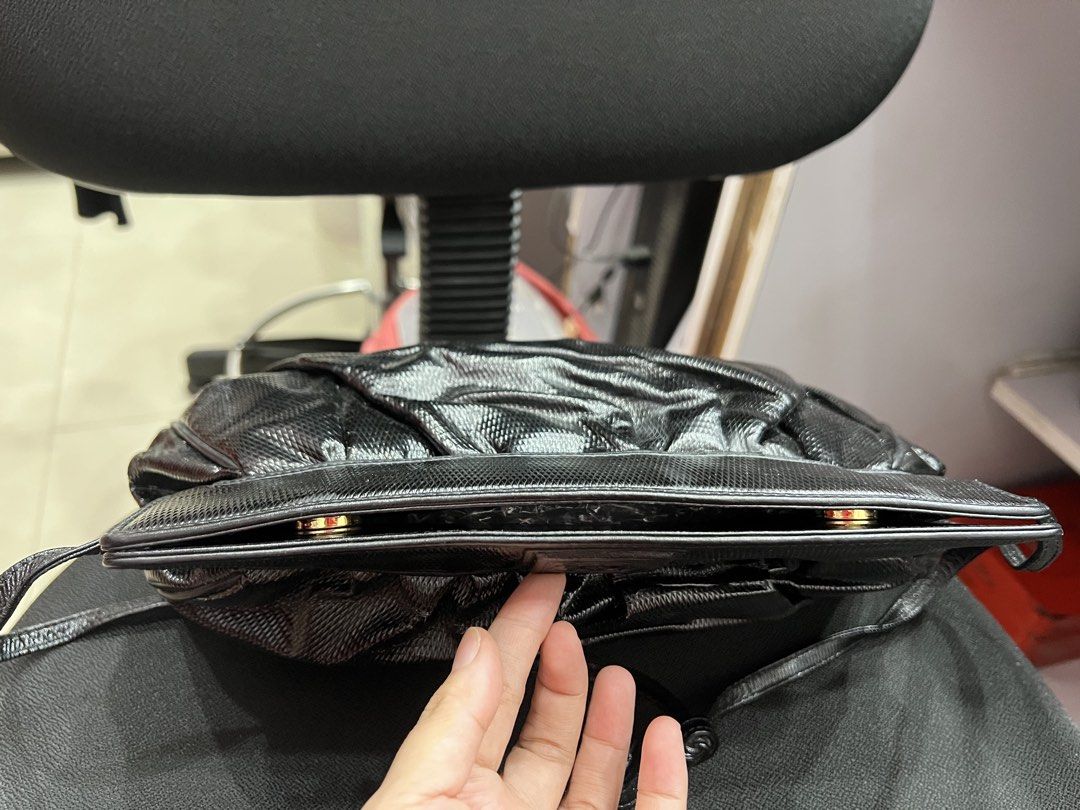 Authentic Gucci cross body (Category: Luxury Bags & Wallets) located in Tacloban City. Submitted by classy_luxury (Listing ID 1449909560, Image 3). Description: Authentic Gucci bag Vintage Guaranteed orig.