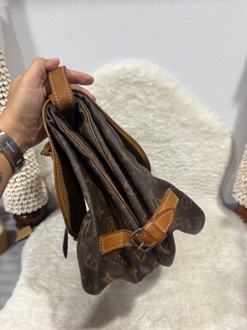 Authentic Louis Vuitton Saumur 35 Shoulder Bag (Category: Luxury Bags & Wallets) located in Quezon City. Submitted by jhaediah (Listing ID 1449889680, Image 2). Description: Authentic Preloved With normal signs of used .