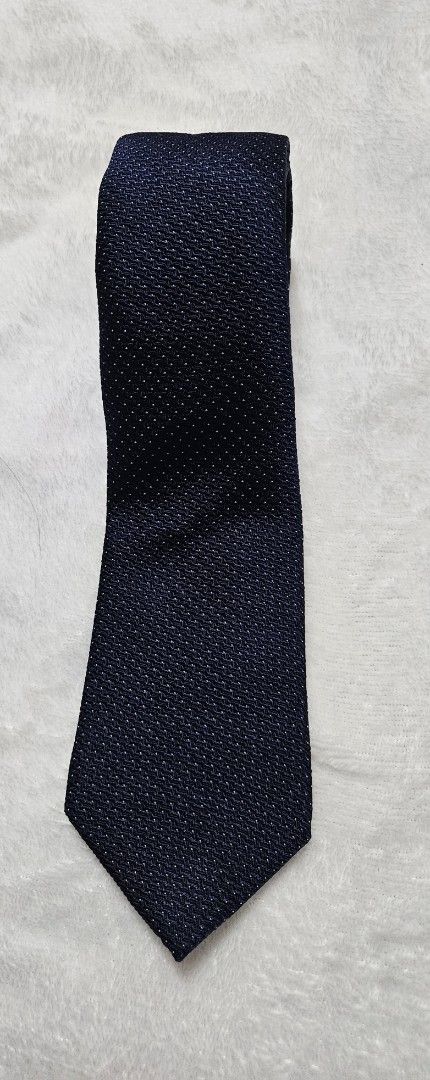 Autograph M&S Navy Blue Textured Silk Tie (Category: Ties) located in Caloocan City. Submitted by rm.diaz (Listing ID 1449759036, Image 1). Description: - Navy blue tie from Autograph by Marks & Spencer - Features a textured pattern all over - Crafted from a silk and wool blend - Ideal for formal occasions or to smarten up any outfit - Classic and timeless design.