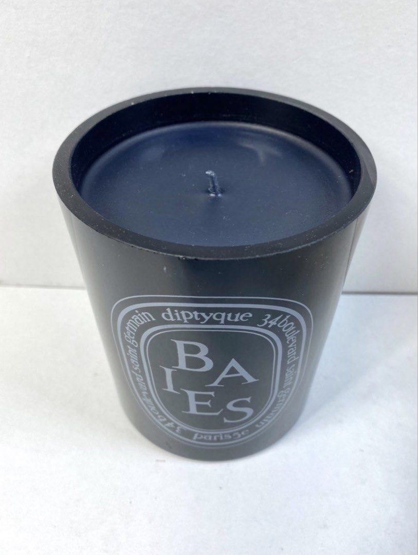 Baies (Berries) Candle (Category: Home Fragrance) located in Mexico. Submitted by happymoby (Listing ID 1449921147, Image 2). Description: The DIPTYQUE Baies (Berries) Candle speaks of harmony - a coming together of flower and fruit. Product details 300G Suitable for medium-sized and large rooms Fragrance gradually released and persistent (optimal after around 20 minutes). There is no limit on the size of the space as long as you keep an eye on t
