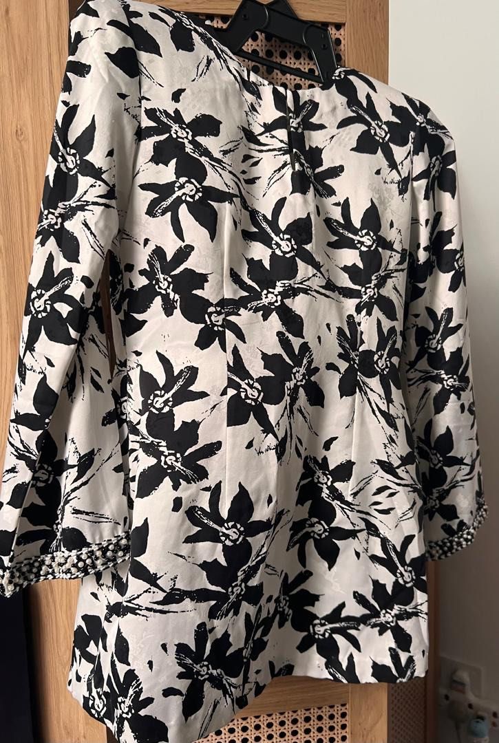 Baju Kurung Kedah Moden (Category: Baju Kurung & sets) located in Johor Bahru. Submitted by honeylily21 (Listing ID 1449788999, Image 1). Description: Warna hitam putih Ada beads di pergelangan baju Custom made Muat saiz Xs-S .