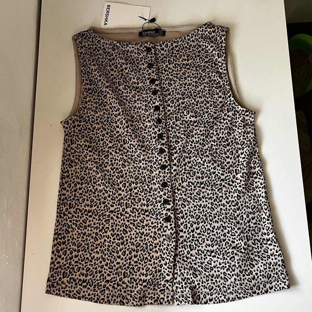 Bershka Leopard Print Buttoned Sleeveless Vest Top (Category: Sleeveless) located in Manila. Submitted by may077. (Listing ID 1449851661, Image 1). Description: - Bershka leopard print vest - Button-up front - Sleeveless .