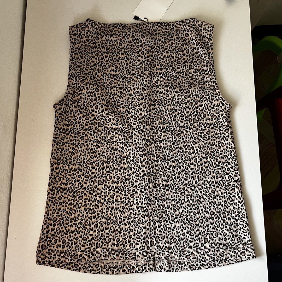 Bershka Leopard Print Buttoned Sleeveless Vest Top (Category: Sleeveless) located in Manila. Submitted by may077. (Listing ID 1449851661, Image 2). Description: - Bershka leopard print vest - Button-up front - Sleeveless .